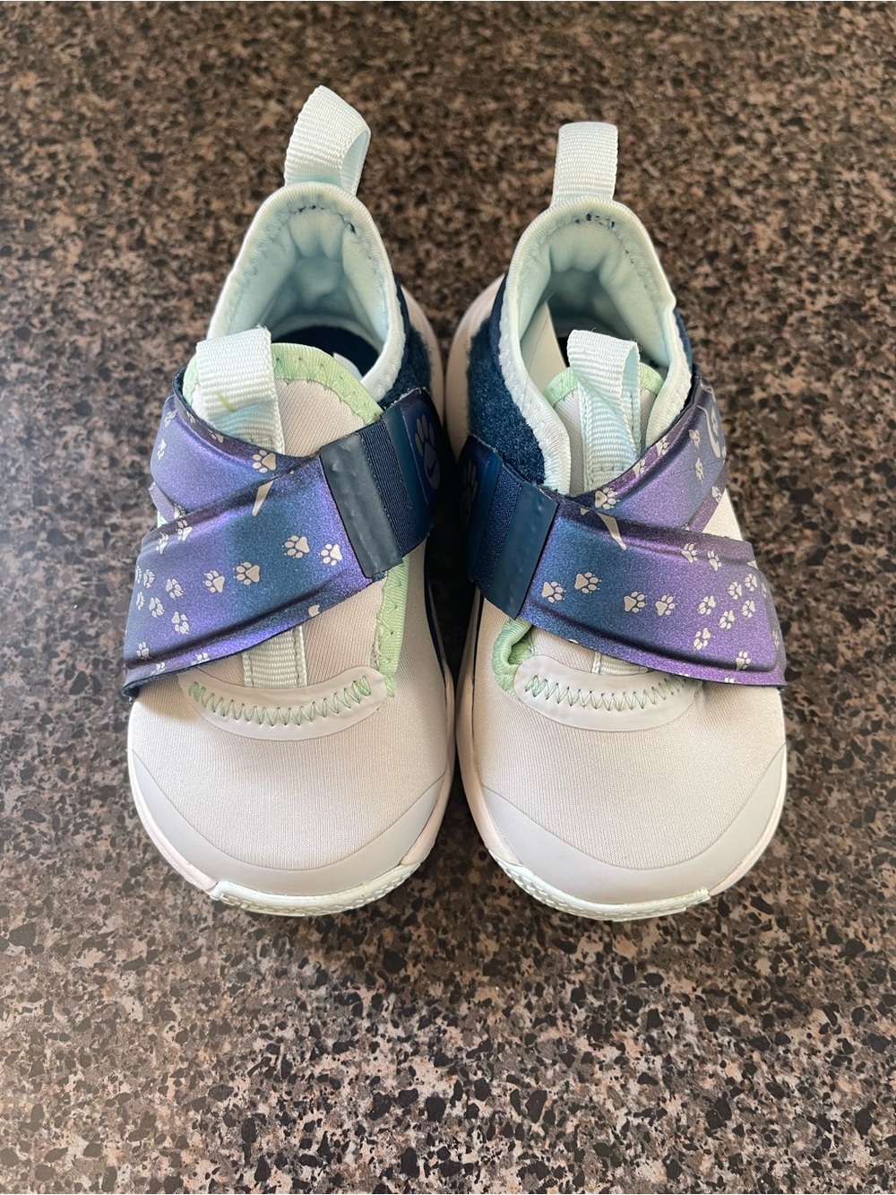 Nike Kids White and Purple Gradient Sneakers with Paw-Print Strap 6C